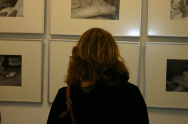 Besucherin in eine Ausstellung